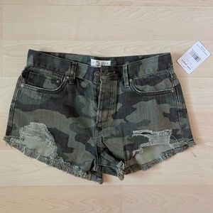 FREE PEOPLE Loving Good Vibrations Camo Print Denim Shorts (size 26) *NWT*